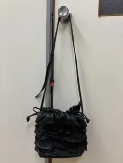 イビザ本革　ブラックレザーショルダーバッグ　チャーム付き　フリルレザー