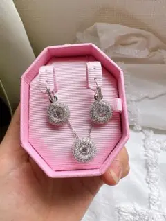 美品✨スワロフスキー Pamela ３連 クリスタル ロングネックレス SWAROVSKI 3連 クリスタル マルチカラー Pamela - メルカリ