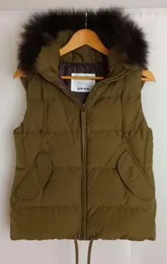 オリーブグリーン フード付きダウンベスト