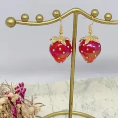 ハンドメイドピアス❤️大人可愛い❤️ゴールド×オーロラレッドいちごピアス❤️推し活　赤