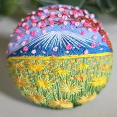 #118　刺繍ブローチ　ハンドメイド　くるみボタン