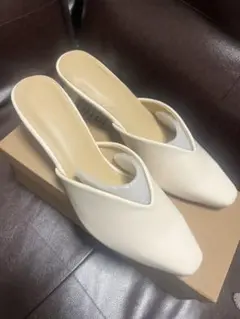 アイボリー ポインテッドトゥ ミュール