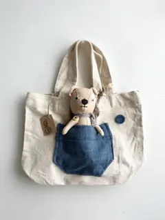 ハンドメイドショップのクマ付きバッグ
