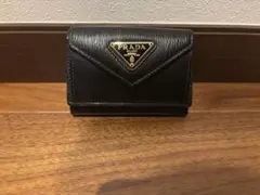 PRADA 三つ折り財布 ブラック ゴールドロゴ ミニウォレットのサムネイル