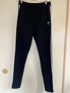 adidas ブラック サイドストライプ パンツ　細身　レディースOT