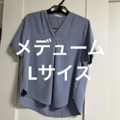 MEDDUM メデューム　半袖トップス　半袖ブラウス　Vネック ライトブルー