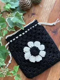 ハンドメイド編み物　お花モチーフの巾着袋　ブラック