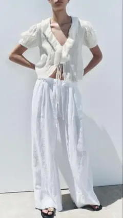 美品　ZARA トップス　ホワイト　ショート丈