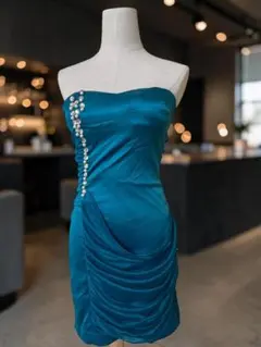 エメラルドグリーン ベアトップ ビジュー＆パール ギャザーミニドレス