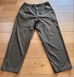 GU イージーパンツ オリーブ色