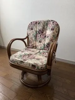 ラタン 回転椅子 花柄クッション付き【美品】のサムネイル