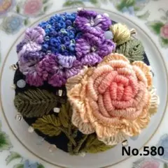 No.580 刺繍ブローチ　ハンドメイド　くるみボタン