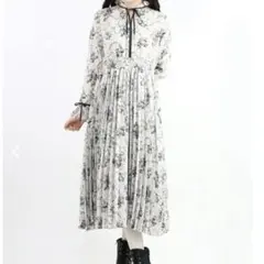 an another angelus アラベスクローズ柄細プリーツワンピース