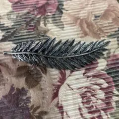 【美品】未使用バレッタ 葉っぱ 型シルバー　シーンを選ばずに使えます‼️