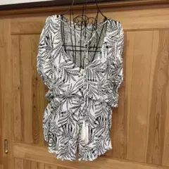 値下げ　ボルコム　葉柄プリント Vネックオールインワン