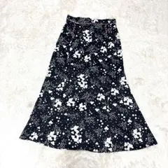 極美品【SNIDEL】スナイデルロングフレアスカートM黒地に白花柄W後ろゴム