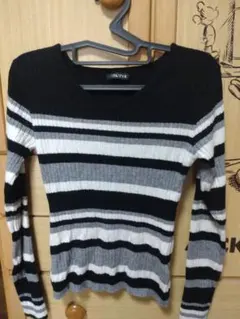 リブ編みVネック長袖セーター