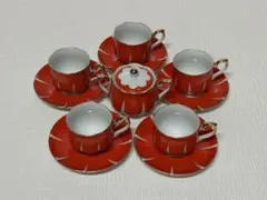 赤と白のティーカップセット
