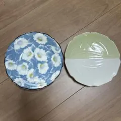 青地に白い花柄の波型皿 2枚セット