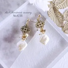 No.4238　バロック調樹脂パールと透かしの　ピアス/イヤリング