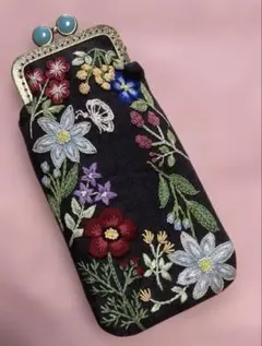 チャコールグレー花柄刺繍がま口ポーチ縦型　マチなし