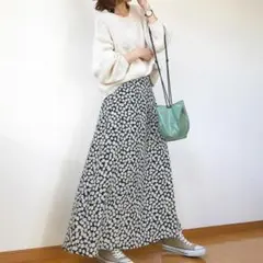 GU フラワープリントデイジーフレアロングスカート ネイビー M美品のサムネイル