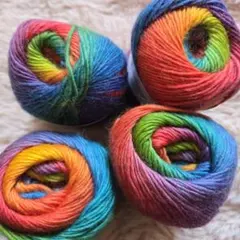 【新品未使用】ウール100%　毛糸4玉　編み物　虹色　グラデーション