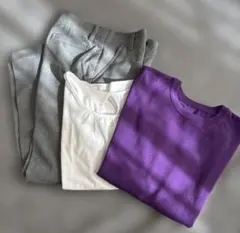 紫ニットトップスとグレーパンツセットアップ