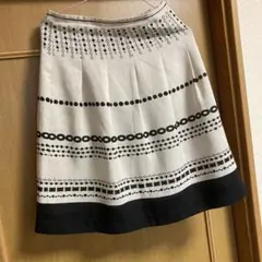 アイボリーと黒のフレアスカート ひざ丈 幾何学模様