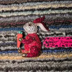 新品タグ付き Betsy Johnson ウサギとニンジンのブローチ＆ペンダント