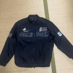 黒いナイロンジャケット ロゴ刺繍入り
