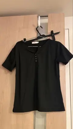 黒の半袖ヘンリーネックシャツ