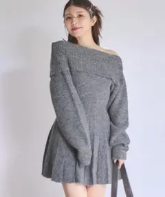 NICE CLAUP オフショルプリーツニットワンピース グレー　S