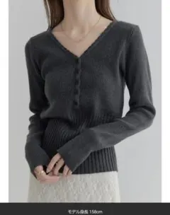 amel スカラップVネックデザインニット/チャコール