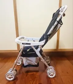 【Combi ベビーカー B型 】 軽量 コンパクト、日除付、セフティーガード付のサムネイル