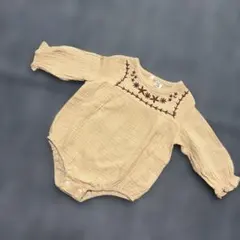 SHEIN 刺繍入りベージュロンパース 3-6M