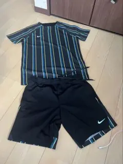 Nike サッカーウェアセット 黒と青のストライプ