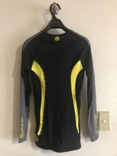SKINS 長袖トレーニングシャツ Mサイズ