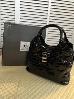 COCCO FIORE ブラック エナメルレザー型押しハンドバッグ