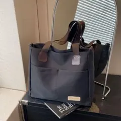 黒いキャンバストートバッグ