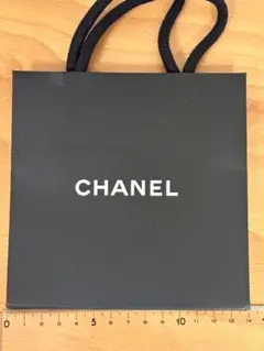 CHANEL 黒い紙袋　小