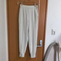 guクリーム色 リブ付き裾スラックス