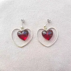 赤いハート型フープピアス