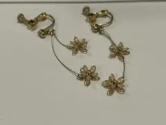 ゴールド 花モチーフ フック式イヤリング