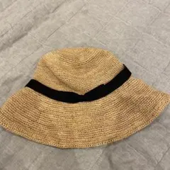 ベージュ ストローバケットハット ブラックリボン付き