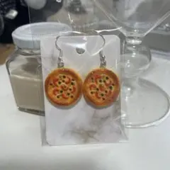 ピザデザインの樹脂製ピアス