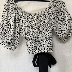 水玉模様パフスリーブブラウス