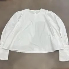 【2/28まで】 yori リボンパフスリーブブラウス【最終値下げ】 yori リボンパフスリーブブラウス ホワイトの通販 by main sail｜ラクマ