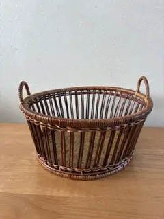 しっかりとした深めの竹とシダの籠です。色々入れてお使いください。