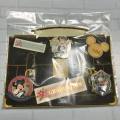 新品　限定700 ディズニーストア　ピンバッジ　卒業式2006 ミッキー